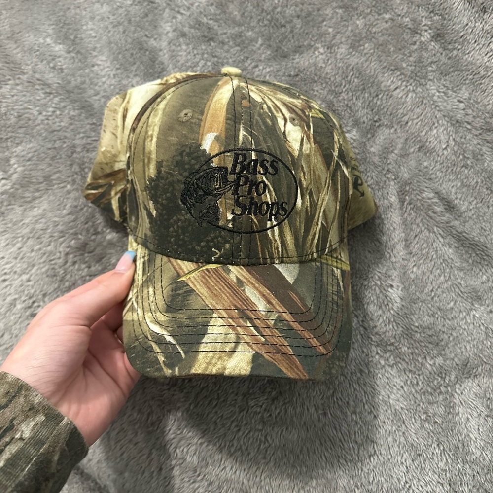 Bass pro shops men’s camo snapback hat.